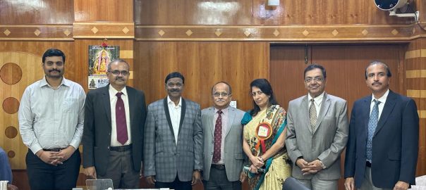 Founder-Chancellor-meets-the-RRMCH-Transplant-team-604x270